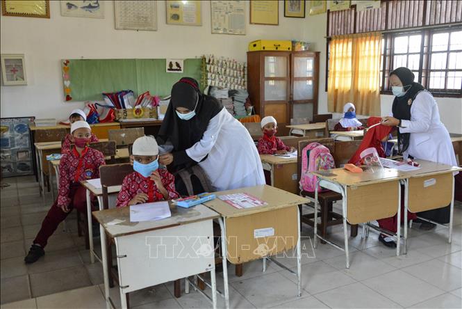 Giáo viên và học sinh đeo khẩu trang phòng dịch COVID-19 tại trường học ở Banda Aceh, Indonesia. (Ảnh minh họa)