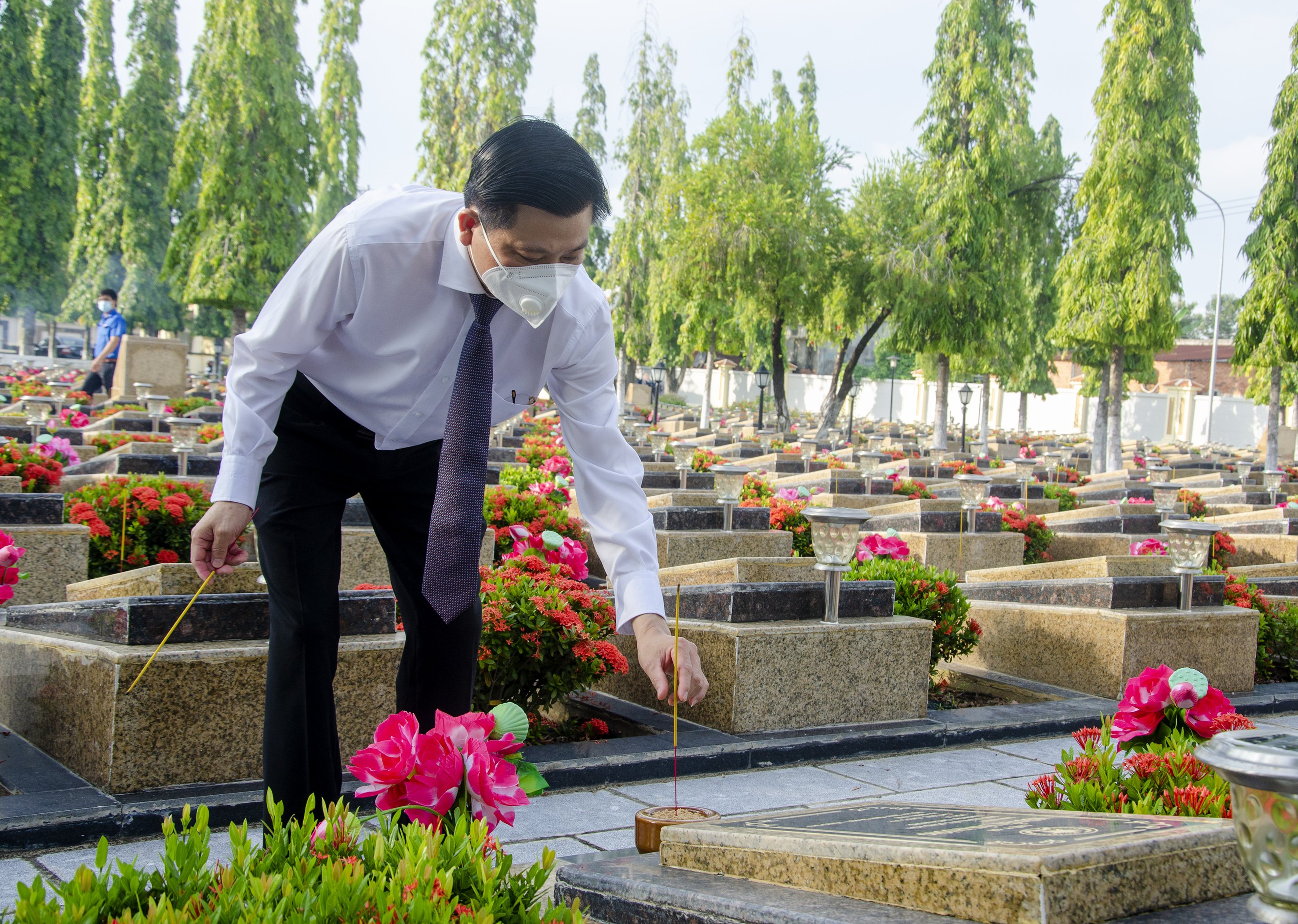 Ông Trần Văn Tuấn, Ủy viên Ban Thường vụ Tỉnh ủy, Phó Chủ tịch UBND tỉnh thắp hương tại các phần mộ liệt sĩ.