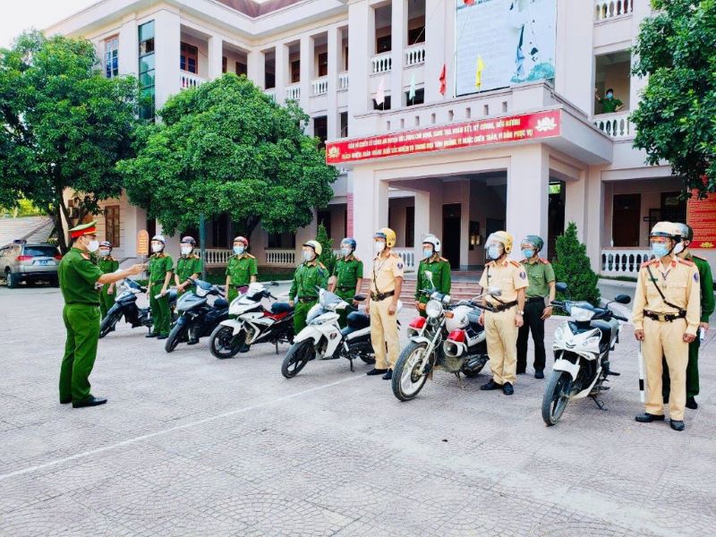 Công an huyện Đô Lương triển khai lực lượng tuần tra đảm bảo an ninh trật tự, phòng chống dịch