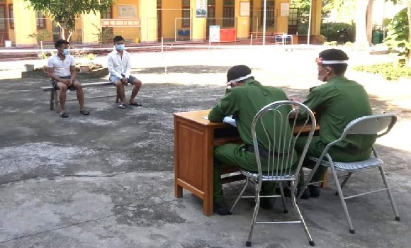 Lực lượng chức năng làm việc với Moong Văn Hợp và Moong Văn Thuyên