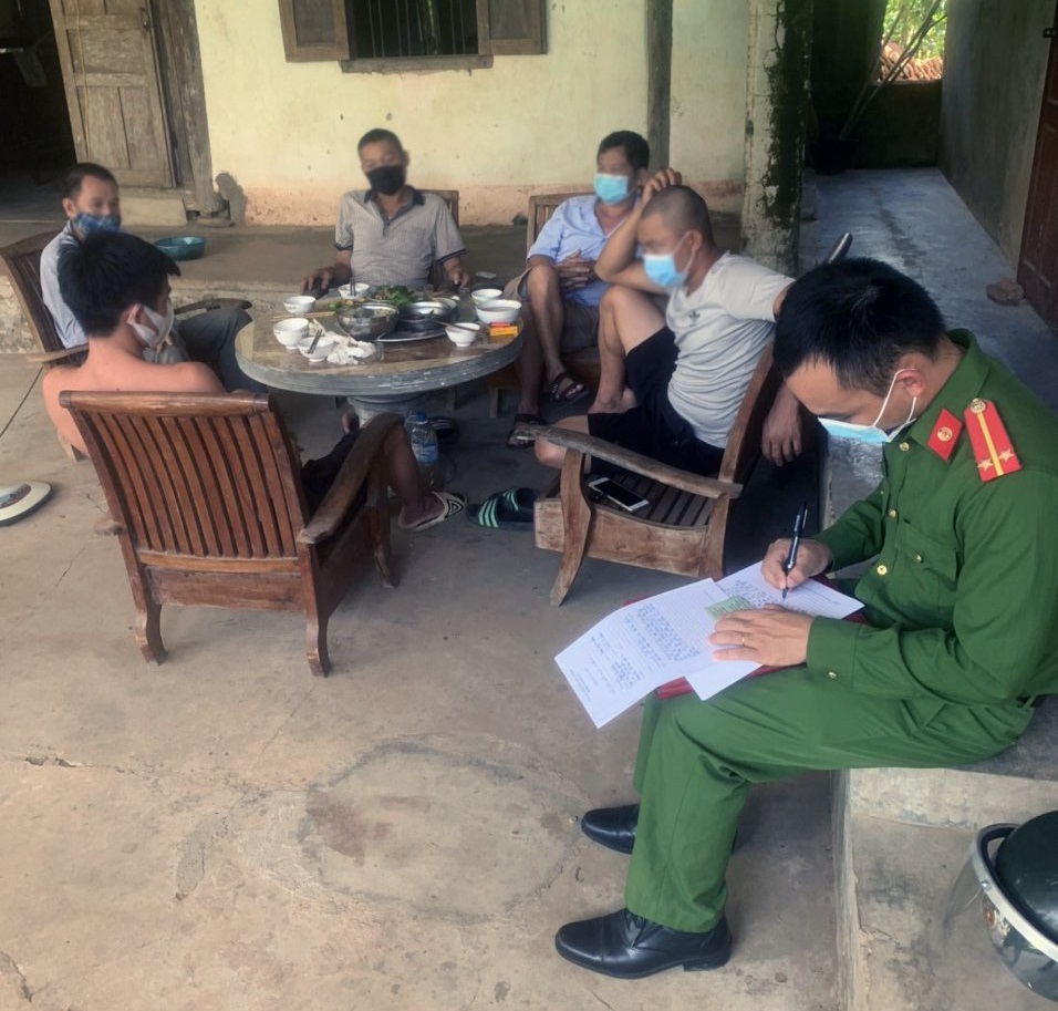 Tại thời điểm kiểm tra, lực lượng chức năng phát hiện 05 người đàn ông đang ăn nhậu