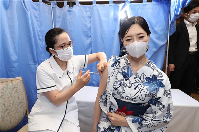 Nhân viên y tế tiêm vaccine ngừa COVID-19 cho người dân tại Kobe, Hyogo, Nhật Bản, ngày 21/6/2021.
