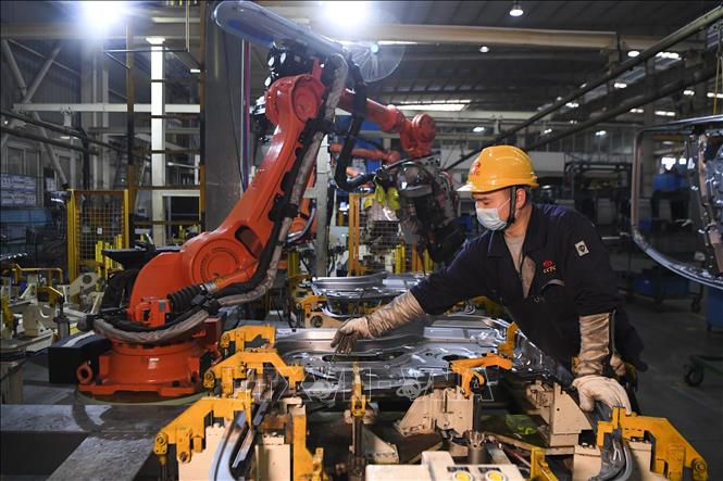 Công nhân làm việc bên trong một nhà máy ở Du Bắc, tỉnh Trùng Khánh, Trung Quốc. (Ảnh minh họa)