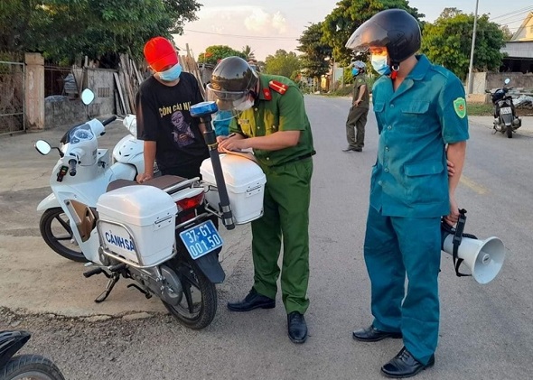 Công an thị xã Thái Hòa tuần tra kiểm soát an ninh trật tự trên địa bàn