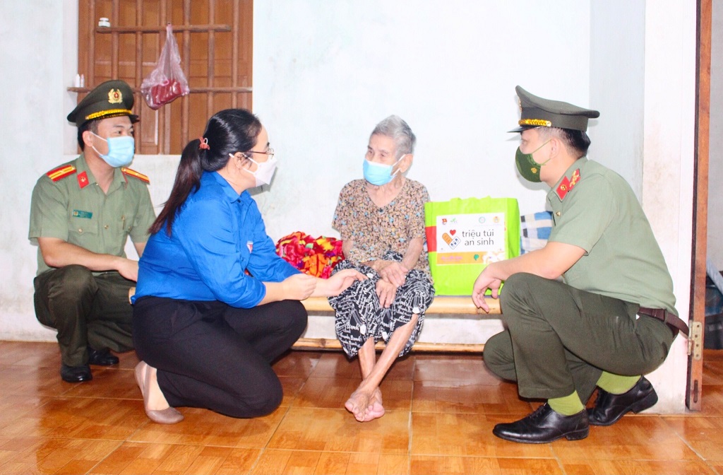Trao quà cho mẹ Võ Thị Tam có con trai là liệt sĩ