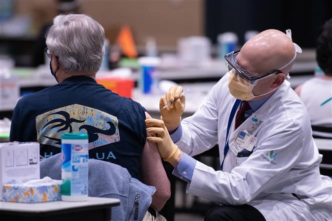 Nhân viên y tế tiêm vắc xin ngừa COVID-19 cho người dân tại Hartford, Connecticut, Mỹ