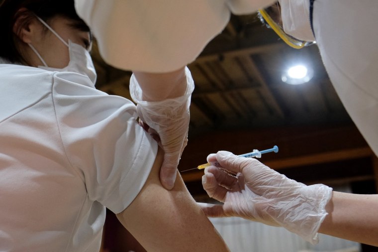 Nhân viên y tế tiêm vắc xin ngừa COVID-19 cho người cao tuổi tại Tokyo, Nhật Bản.