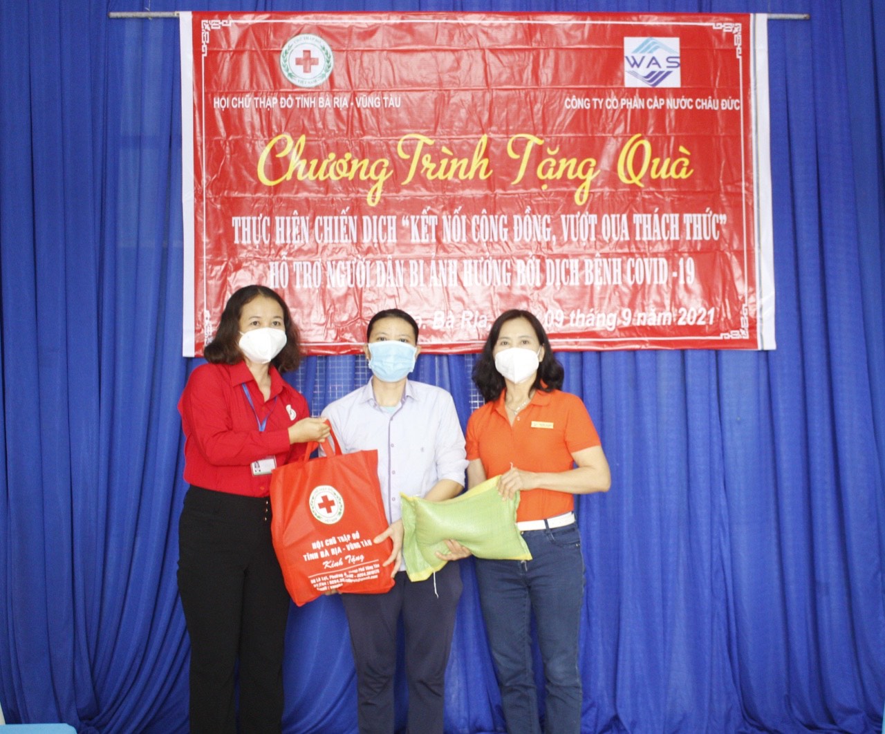 Bà Hà Thị Việt Bắc, Phó Chủ tịch Hội Chữ thập đỏ tỉnh cùng đại diện Công ty CP Cấp nước Châu Đức trao quà tới người dân trên địa bàn xã Tân Hưng (TP. Bà Rịa).