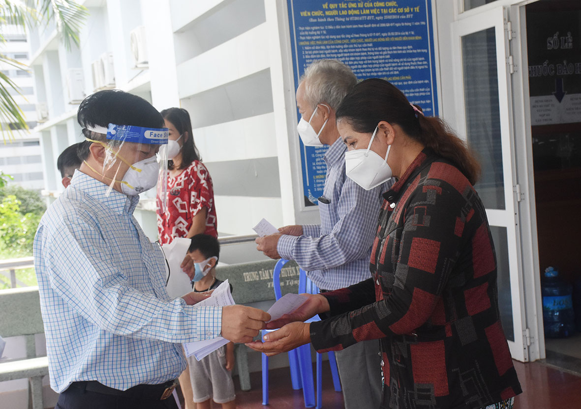 Bác sĩ Nguyễn Văn Hương, Giám đốc Bệnh viện Bà Rịa trao giấy xuất viện cho bệnh nhân đã điều trị khỏi COVID-19 tại Cơ sở điều trị COVID-19 Trung tâm Y tế huyện Long Điền. ẢNH: MINH THIÊN