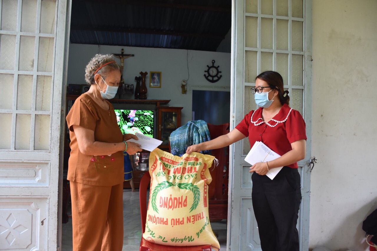 Cán bộ xã Sơn Bình, huyện Châu Đức trao quà và tiền hỗ trợ một trường hợp lao động khó khăn, mất thu nhập do ảnh hưởng dịch COVID-19.