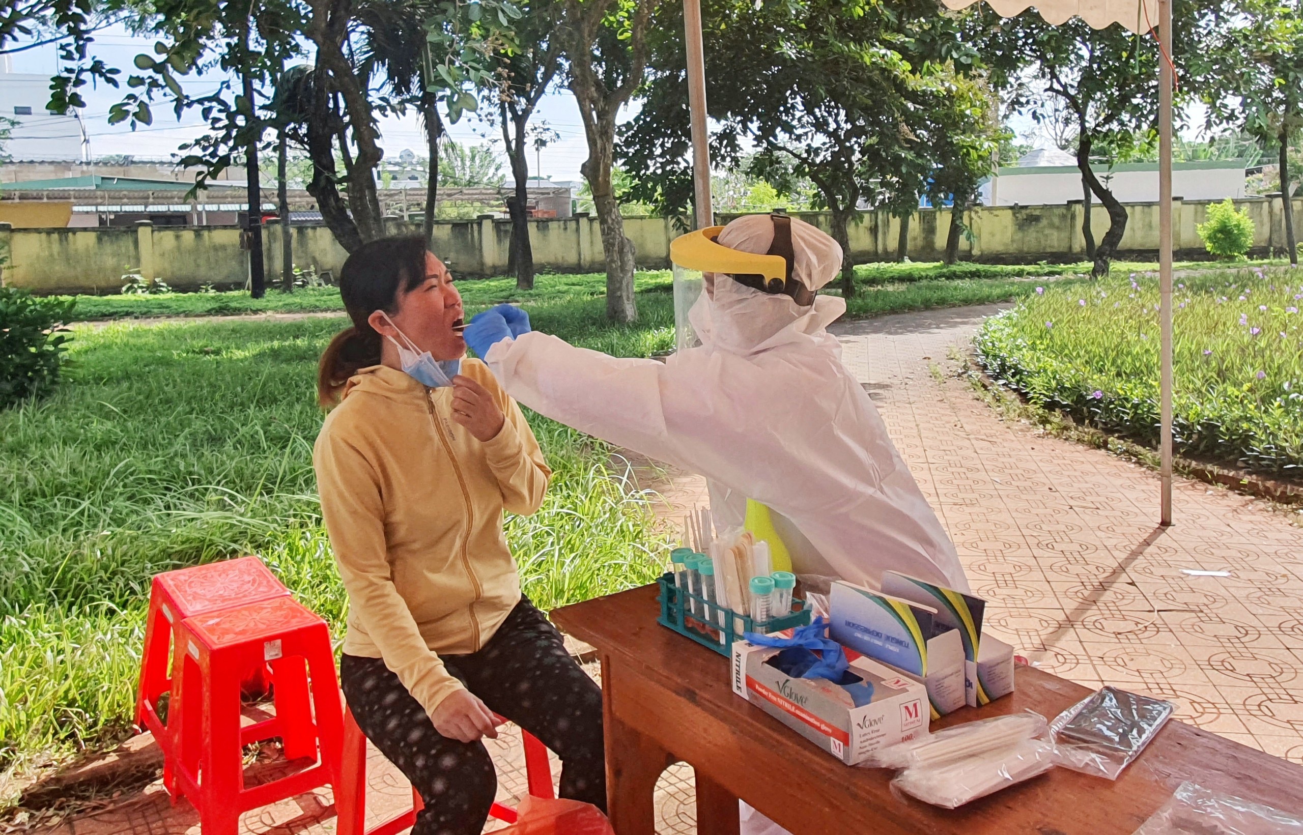 Nhân viên y tế TP.Bà Rịa lấy mẫu xét nghiệm COVID-19 cho người dân trên đại bàn phường Long Toàn