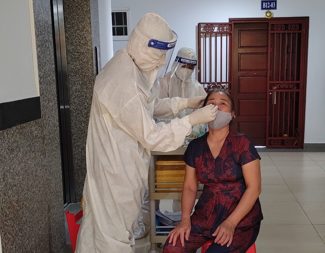 Nhân viên y tế lấy mẫu xét nghiệm sàng lọc COVID-19 cho người dân tại Chung cư Vũng Tàu Center, 93 Lê Lợi, phường Thắng Nhì, TP.Vũng Tàu.
