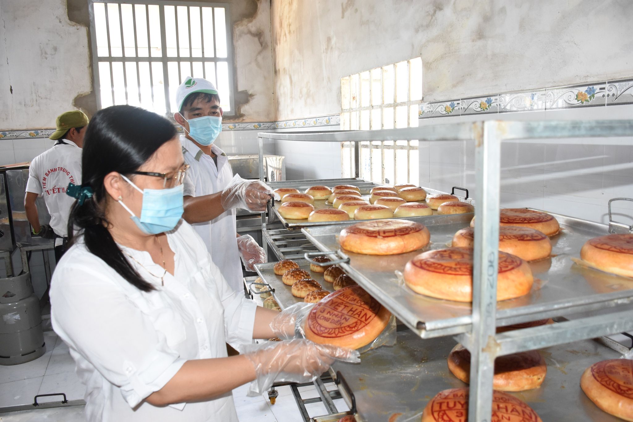 Những chiếc bánh Trung thu đặc trưng của Long Điền được sản xuất tại cơ sở sản xuất bánh Trung thu Tuyết Hân (56L2 khu phố Long Hiệp, thị trấn Long Điền, huyện Long Điền)