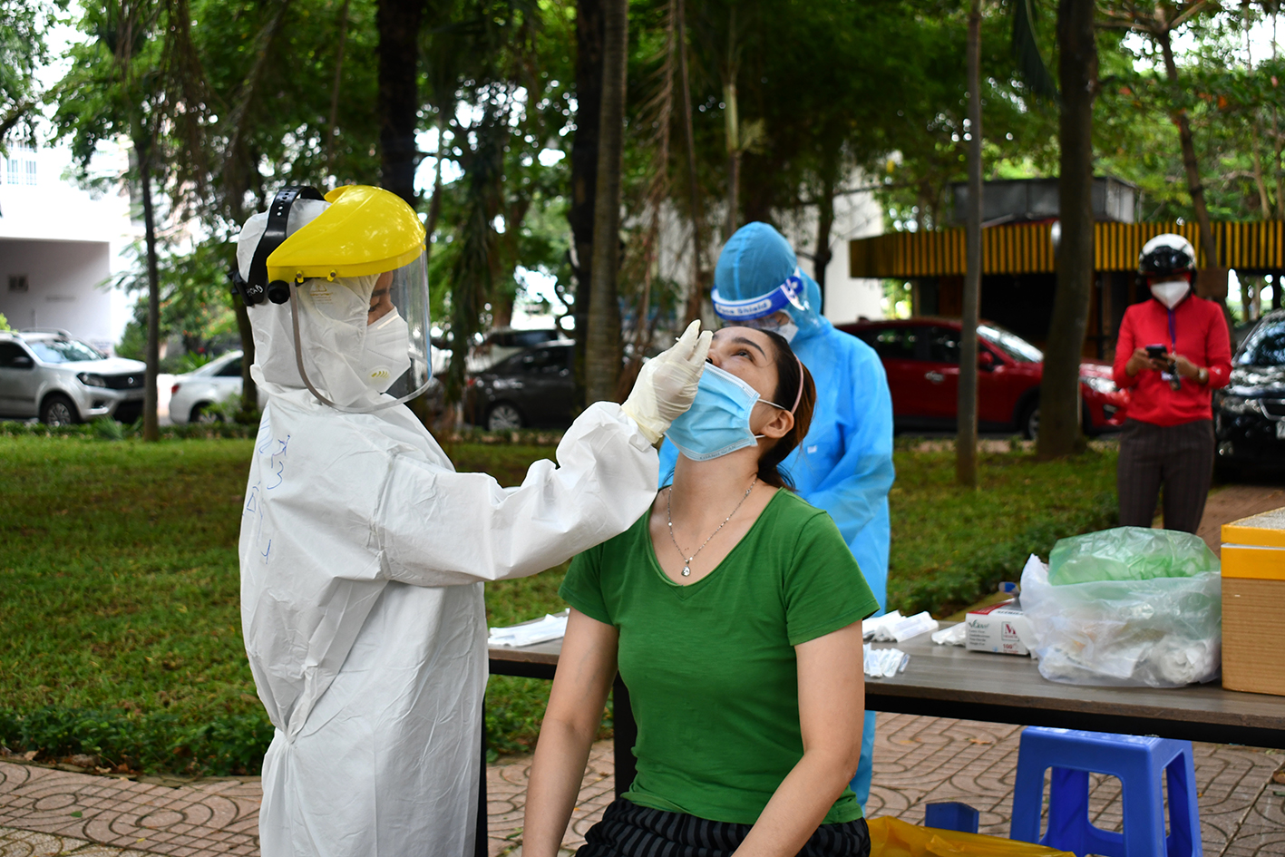 Nhân viên y tế lấy mẫu tầm soát COVID-19 tại địa điểm Công viên Lakeside, phường Nguyễn An Ninh.