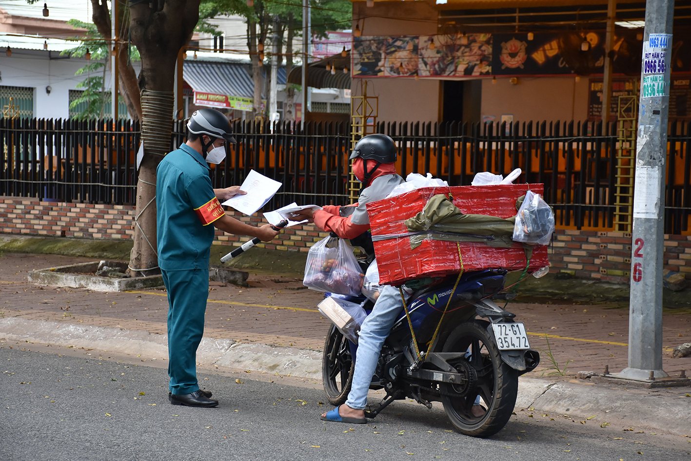 Lực lượng dân quân thường trực của TT. Phước Bửu (huyện Xuyên Mộc) tuần tra lưu động, kiểm tra giấy tờ người dân ra đường. Ảnh: NGỌC BÍCH
