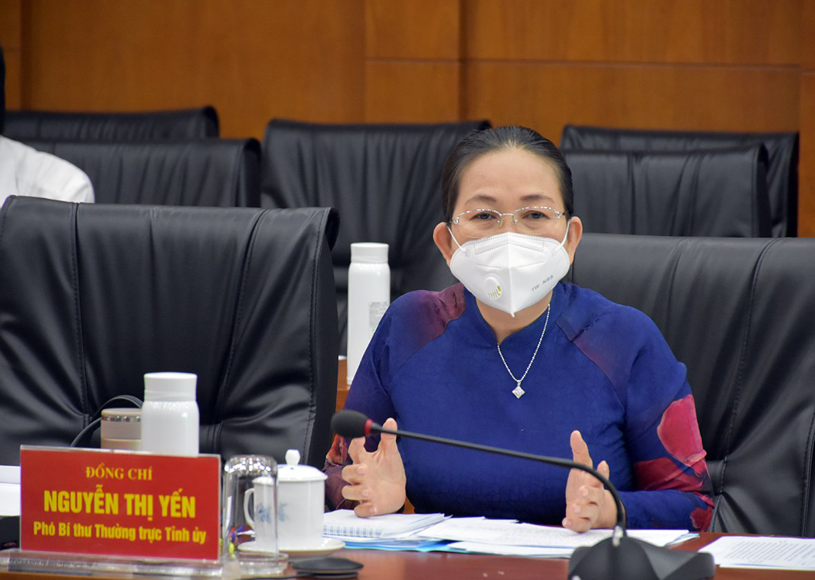 Bà Nguyễn Thị Yến, Phí Bí thư Thường trực Tỉnh ủy, Trưởng Đoàn ĐBQH tỉnh phát biểu thảo luận tại cuộc họp.