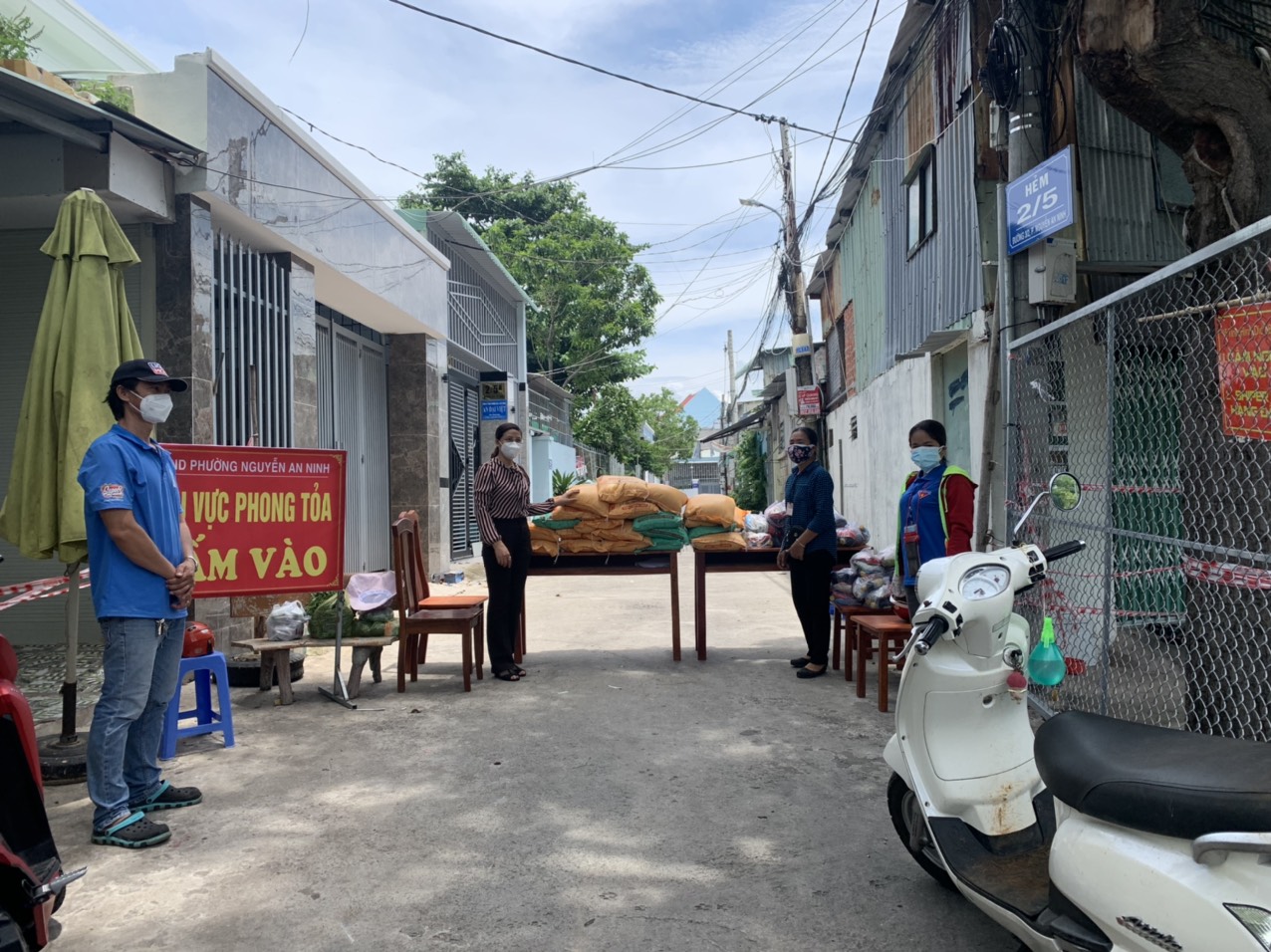 Hội LHPN TP.Vũng Tàu tặng nhu yếu phẩm cho người dân bị phong tỏa tại phường Nguyễn An Ninh.