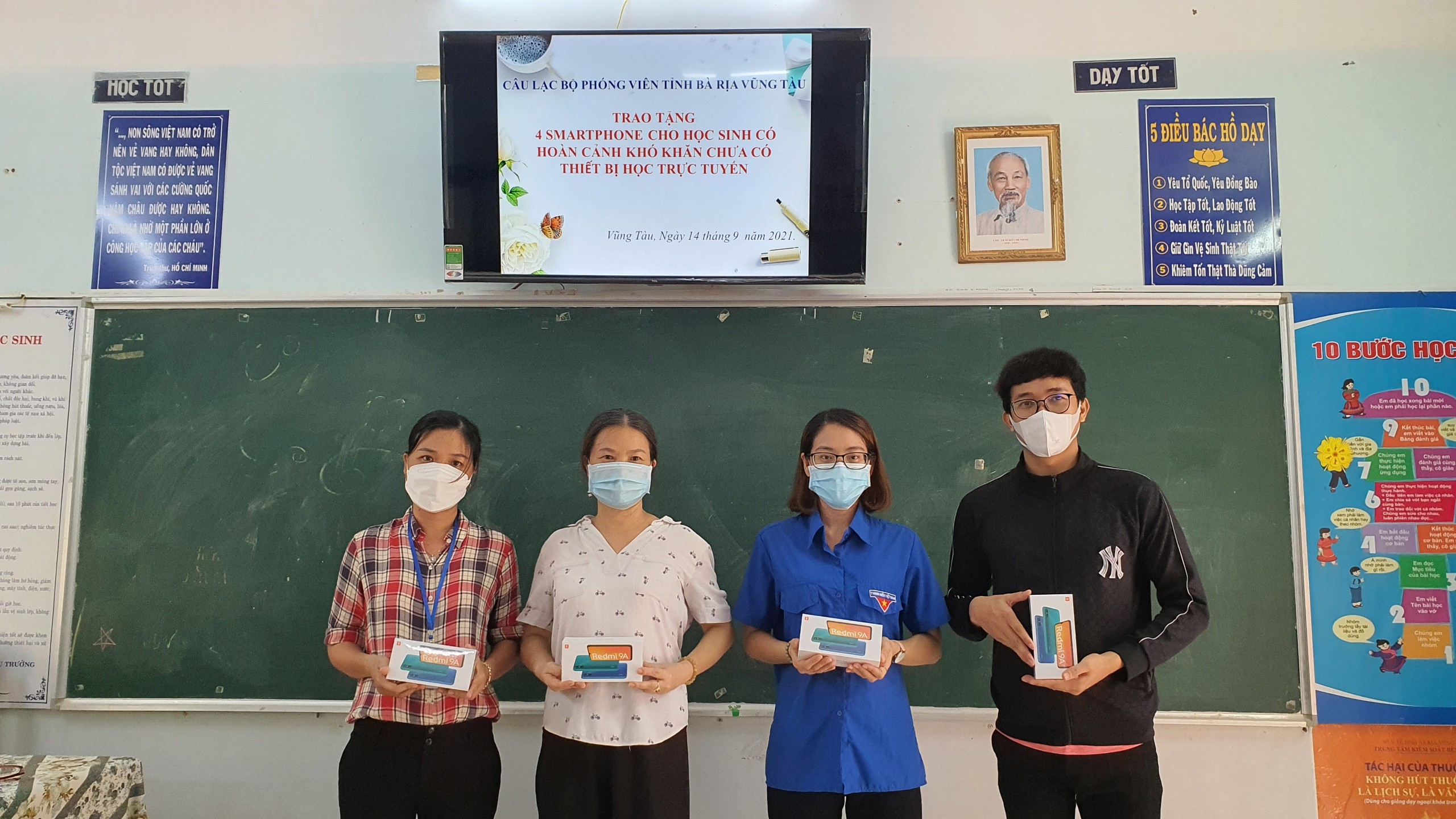  HS có hoàn cảnh khó khăn của Trường THCS Thắng Nhì nhận điện thoại từ các nhà hảo tâm đóng góp cho Quỹ Chung một tấm lòng CLB  Phóng viên BR-VT.