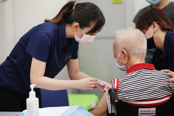 Nhân viên y tế Singapore tiêm vắc xin COVID-19 cho người trên 60 tuổi.