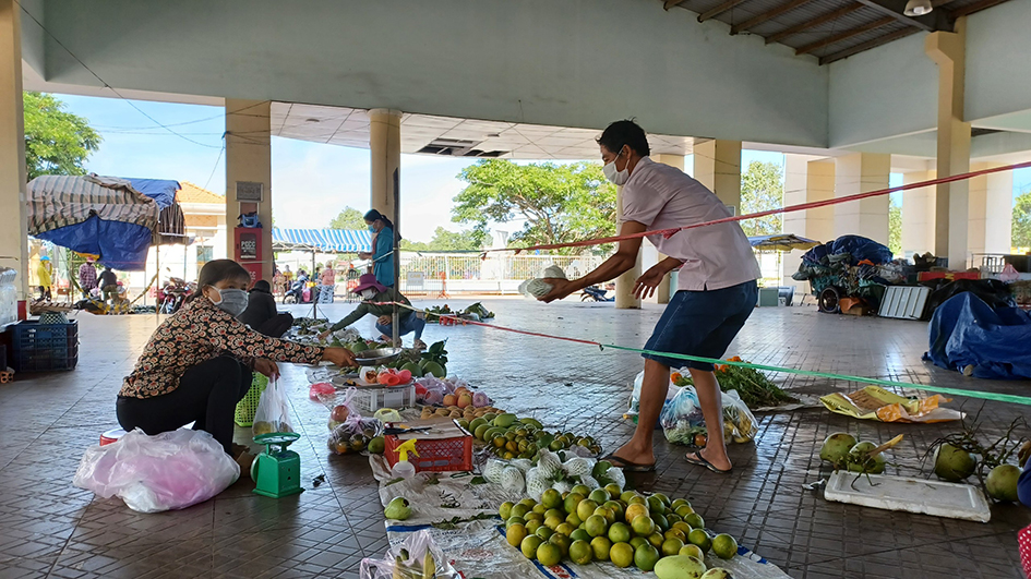 Người dân đi chợ liên xã Phước Hội - Long Mỹ trong ngày đầu mở cửa chợ trở lại.