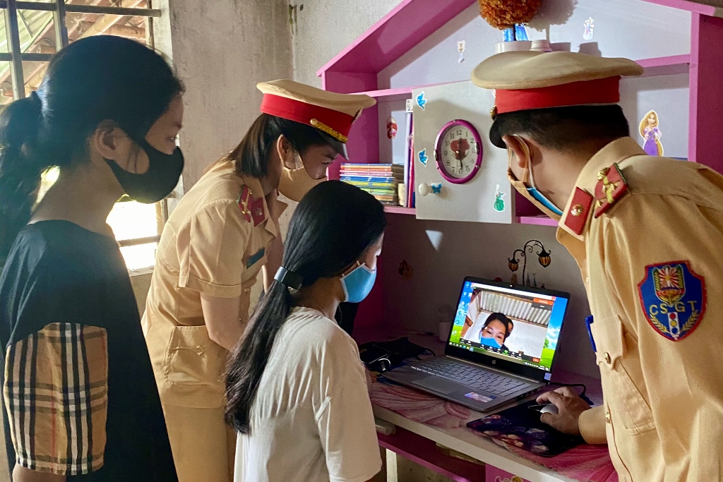 ​Các đoàn viên thanh niên Công an tỉnh Nghệ An tiến hành lắp đặt và hướng dẫn sử dụng các thiết bị mới phục vụ cho việc học trực tuyến