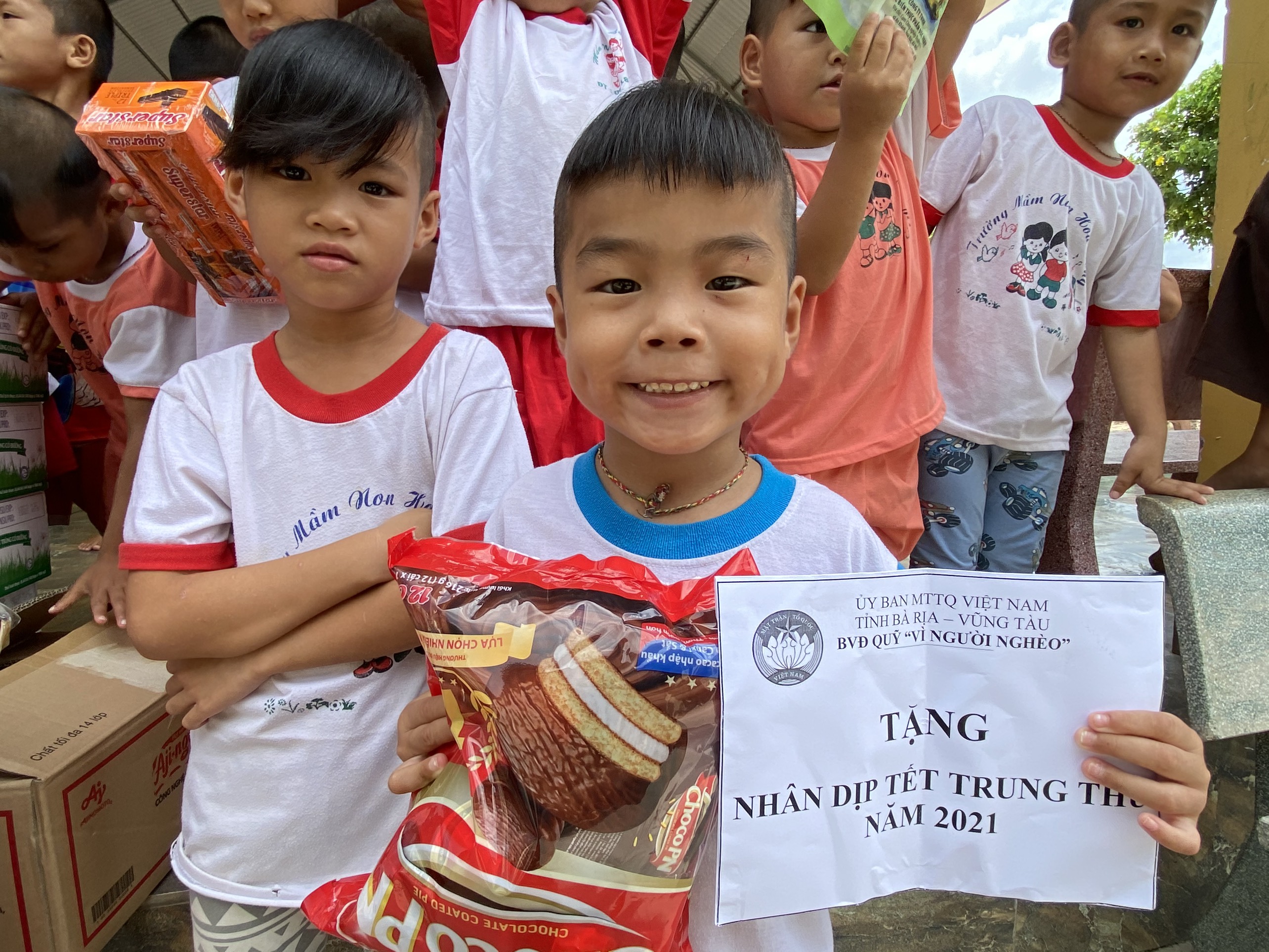 Khi quà của UBMTTQ Việt Nam tỉnh gửi Trung tâm Nhân đạo Hồng Quang, các em nhỏ rất háo hức 