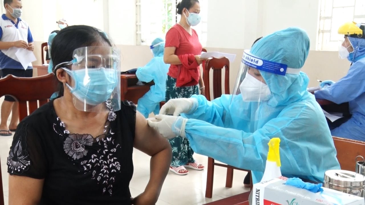 Nhân viên y tế tiêm vắc xin phòng COVID-19 cho người dân khu phố Hải Phong 1 (TT.Long Hải, huyện Long Điền). Ảnh: ĐINH HÙNH