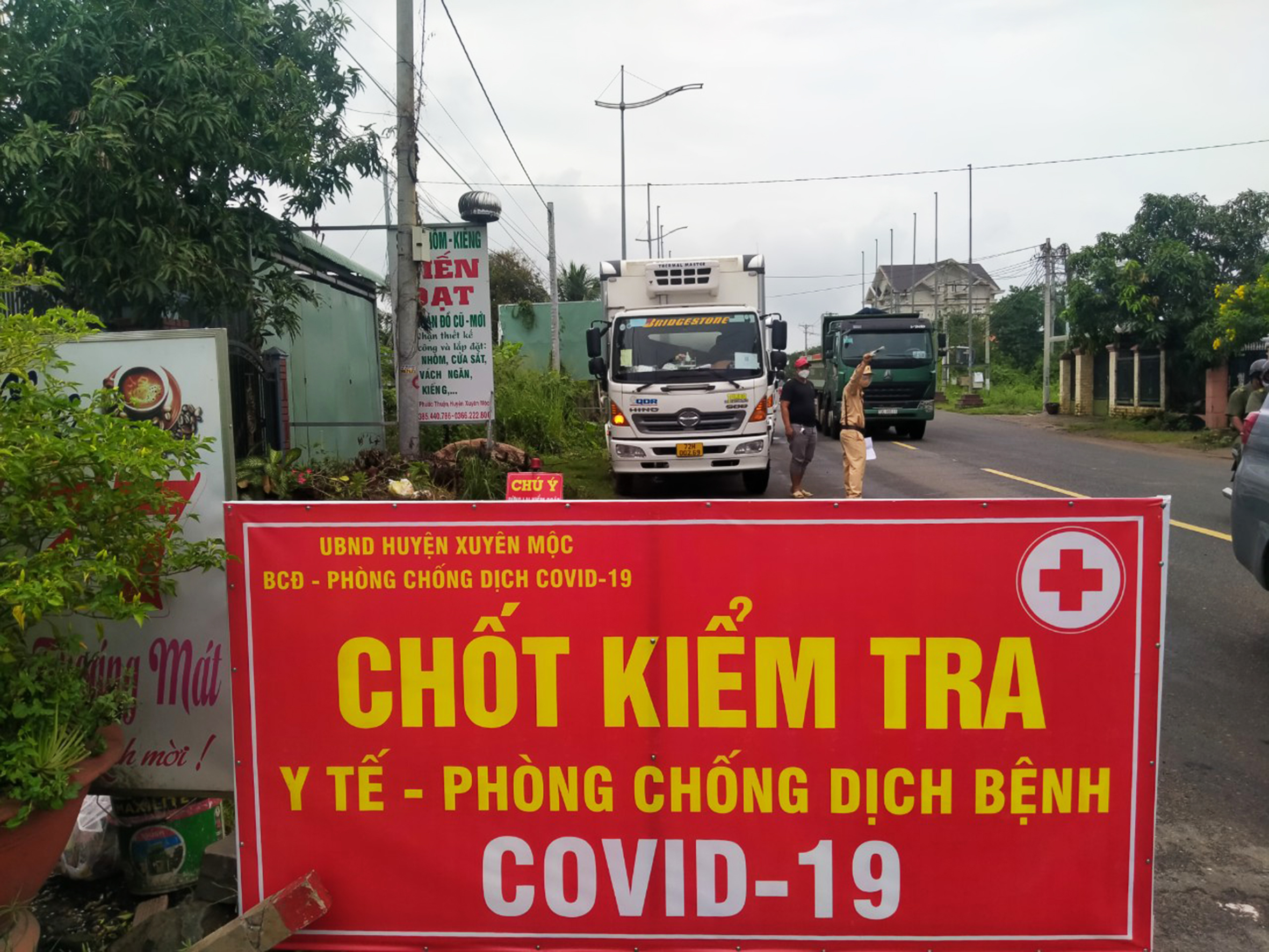 Mọi phương tiện qua các chốt kiểm soát phòng, chống dịch COVID-19 trên địa bàn huyện Xuyên Mộc đều phải khai báo y tế theo quy định.