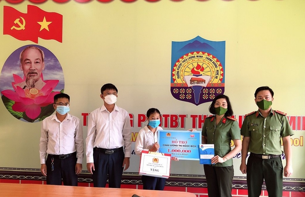 Nhiều món quà hỗ trợ các em học sinh nghèo vào năm học mới