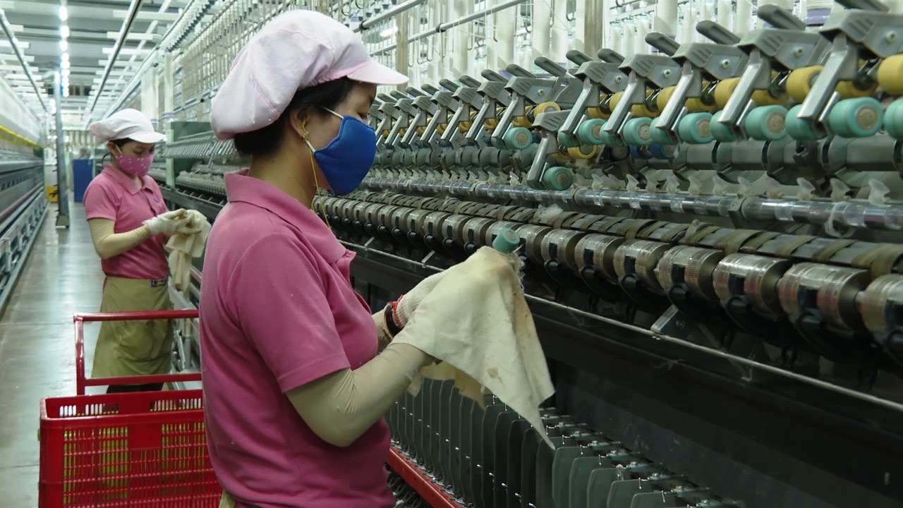 Công nhân Công ty TNHH Mei Sheng Textiles Việt Nam trong giờ sản xuất.