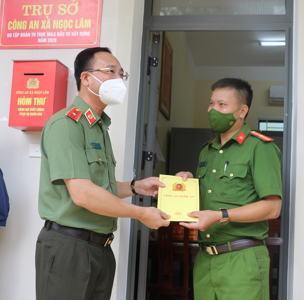 Thiếu tướng Phạm Thế Tùng, Giám đốc Công an tỉnh tặng quà Công an xã Ngọc Lâm