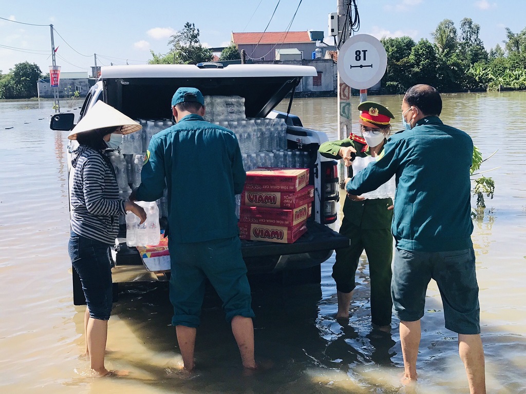 Lực lượng Công an và chính quyền xã Quỳnh Hồng vận chuyển thực phẩm cho Nhân dân