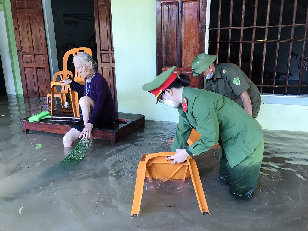 Giúp đỡ cụ Nguyễn Thị Sinh (95 tuổi) ở xóm Hồng Nguyên (xã Quỳnh Hồng) sống một mình trong ngôi nhà bị ngập sâu
