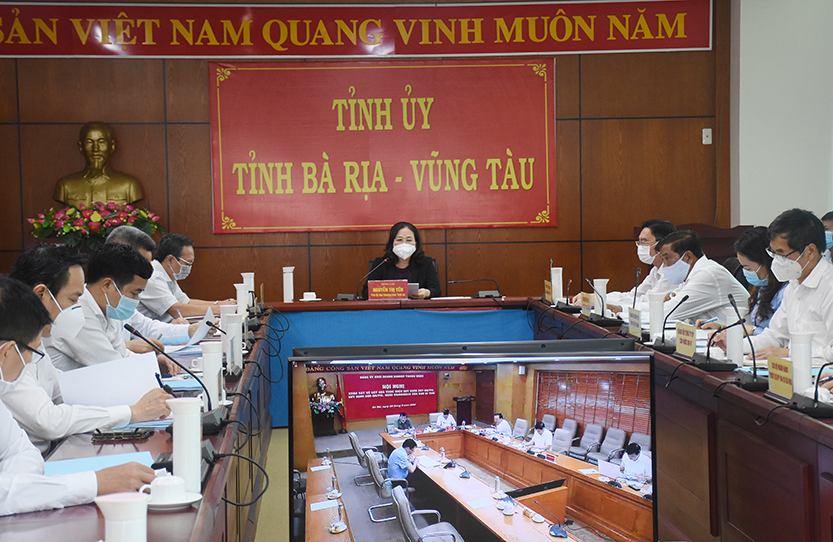 Bà Nguyễn Thị Yến, Phó Bí thư Thường trực Tỉnh ủy, Trưởng Đoàn ĐBQH tỉnh tham dự hội nghị tại điểm cầu Ban Tuyên giáo Tỉnh ủy.