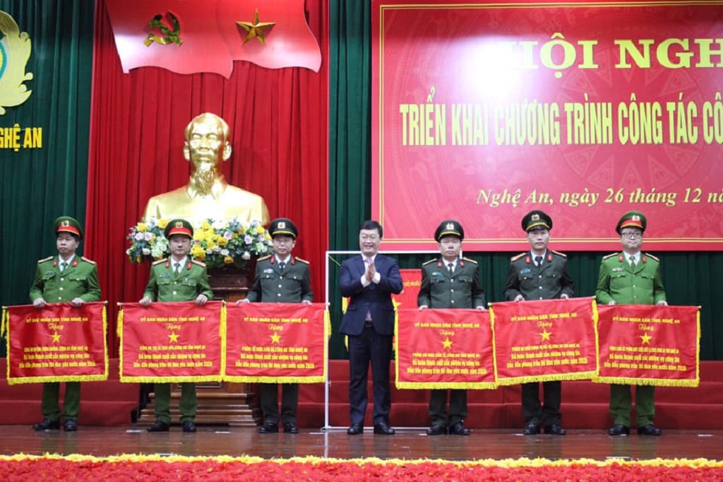 Đồng chí Nguyễn Đức Trung, Chủ tịch UBND tỉnh trao Cờ thi đua của UBND cho tập thể Phòng Cảnh sát PCCC&CNCH về thành tích xuất sắc trong phong trào thi đua vì ANTQ năm 2020