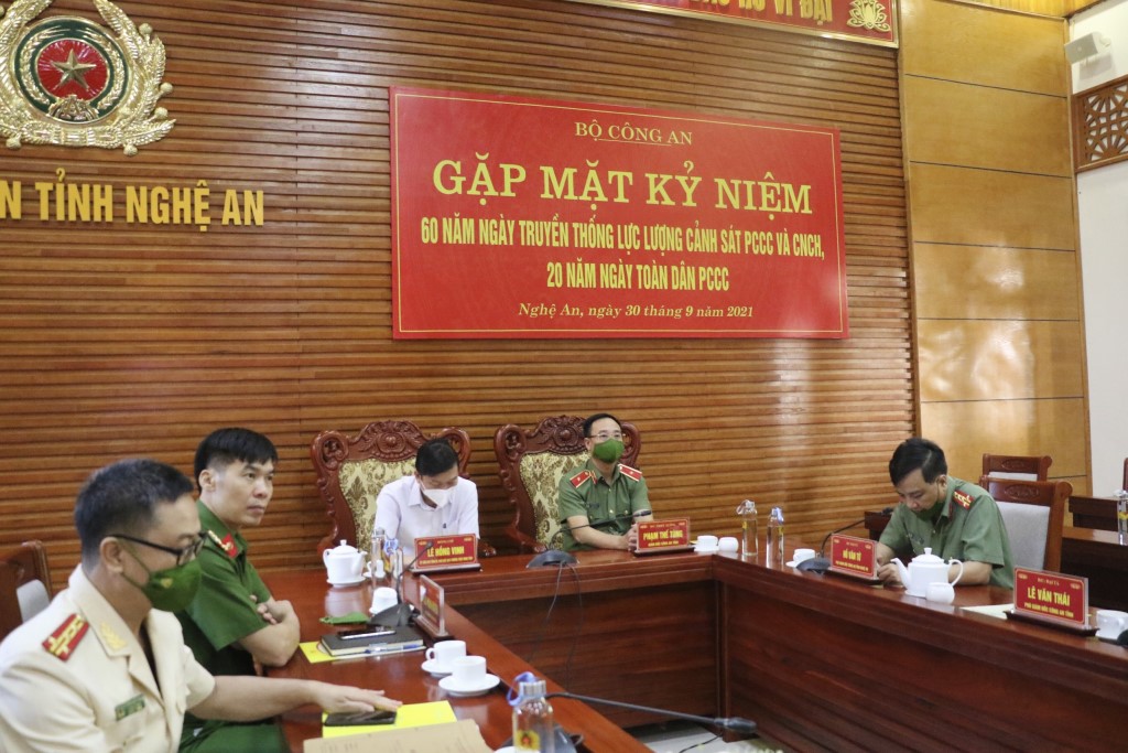 Đồng chí Lê Hồng Vinh, Phó Chủ tịch thường trực UBND tỉnh , Thiếu tướng Phạm Thế Tùng, Ủy viên BTV Tỉnh ủy, Giám đốc Công an tỉnh tham dự tại điểm cầu Nghệ An