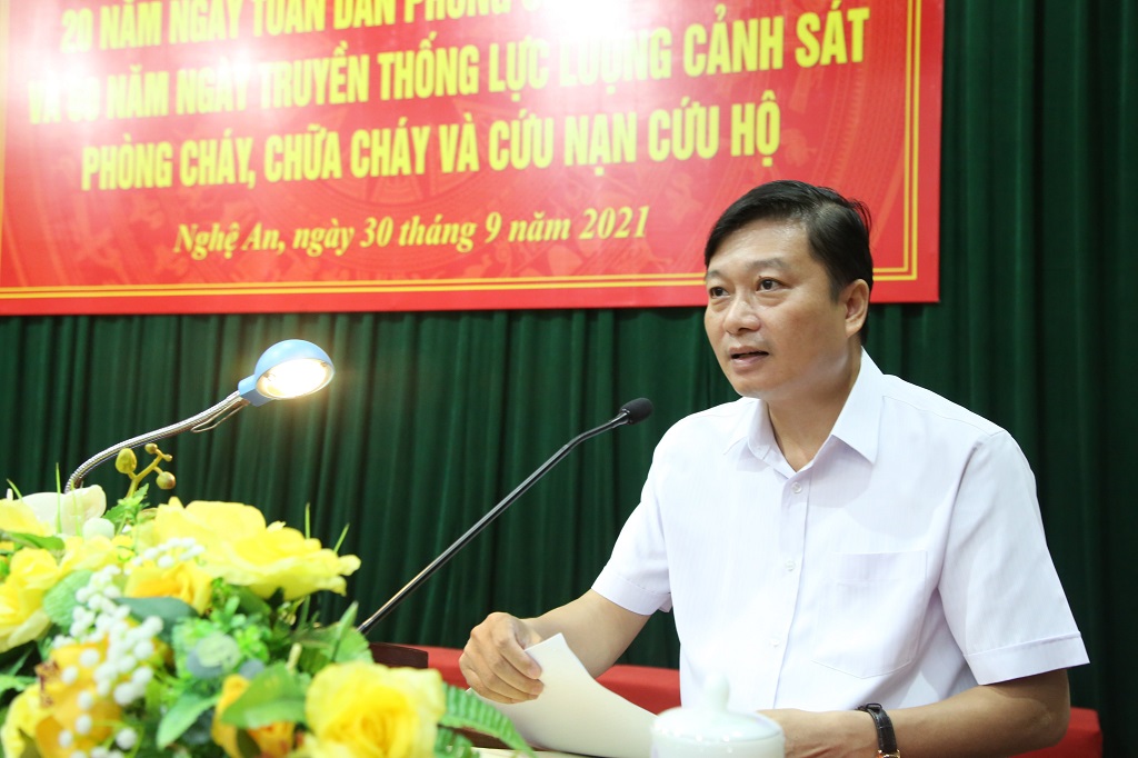 Đồng chí Lê Hồng Vinh, Uỷ viên Ban thường vụ Tỉnh uỷ, Phó Chủ tịch Thường trực UBND tỉnh, Trưởng ban Chỉ đạo phòng PCCC&CNCH tỉnh Nghệ An phát biểu tại lễ kỷ niệm