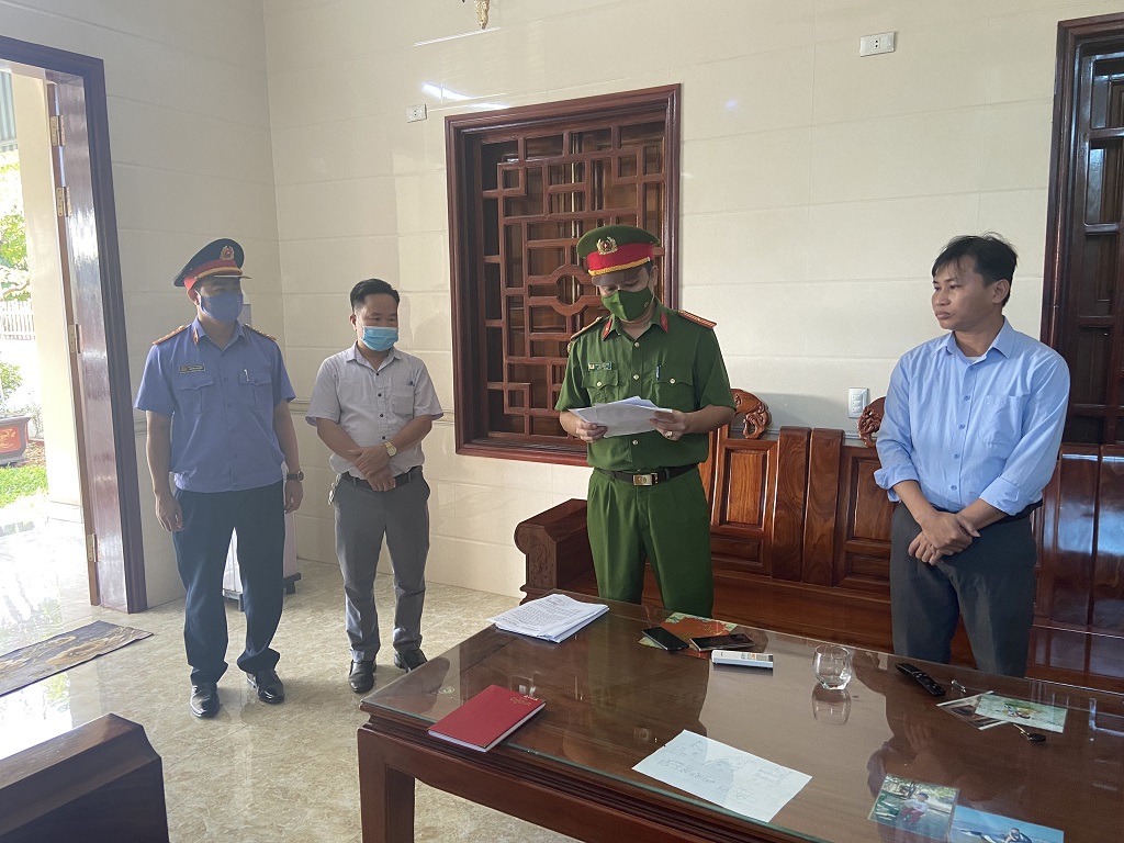 Lực lượng chức năng tống đạt quyết định đối với bị can  Nguyễn Hồng Đức