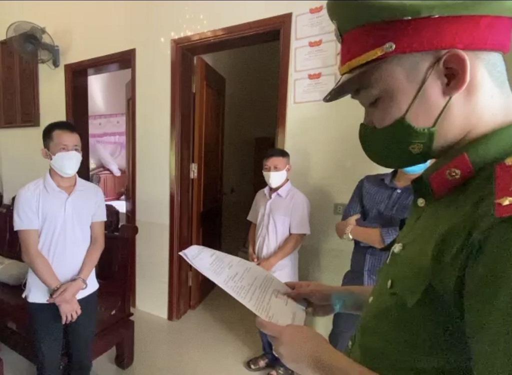 Khởi tố bị can Nguyễn Đức Kiên về tội danh “Sử dụng tài liệu giả của Cơ quan, tổ chức”.