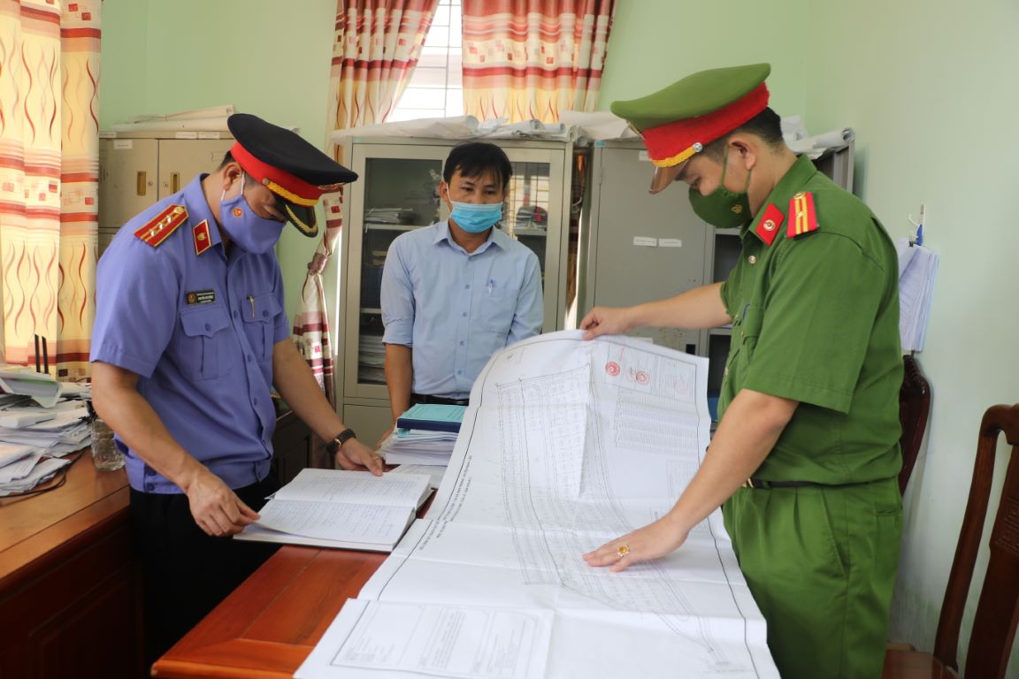 Khám xét nơi làm việc của bị can Nguyễn Hồng Đức. Ảnh: Minh Khôi