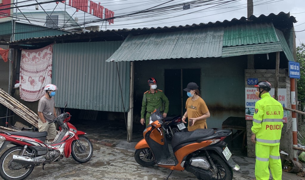 Công an thị xã Cửa Lò tuần tra, xử lý vi phạm theo Chỉ thị 16 trên địa bàn phường Nghi Hải