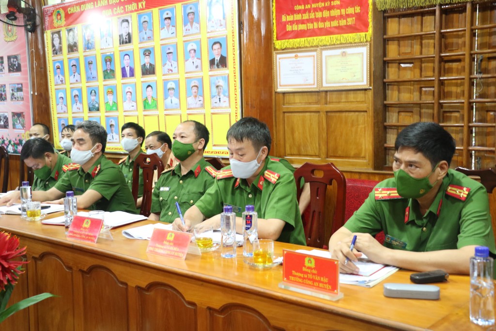 Lãnh đạo chủ chốt Công an huyện Kỳ Sơn tại buổi làm việc