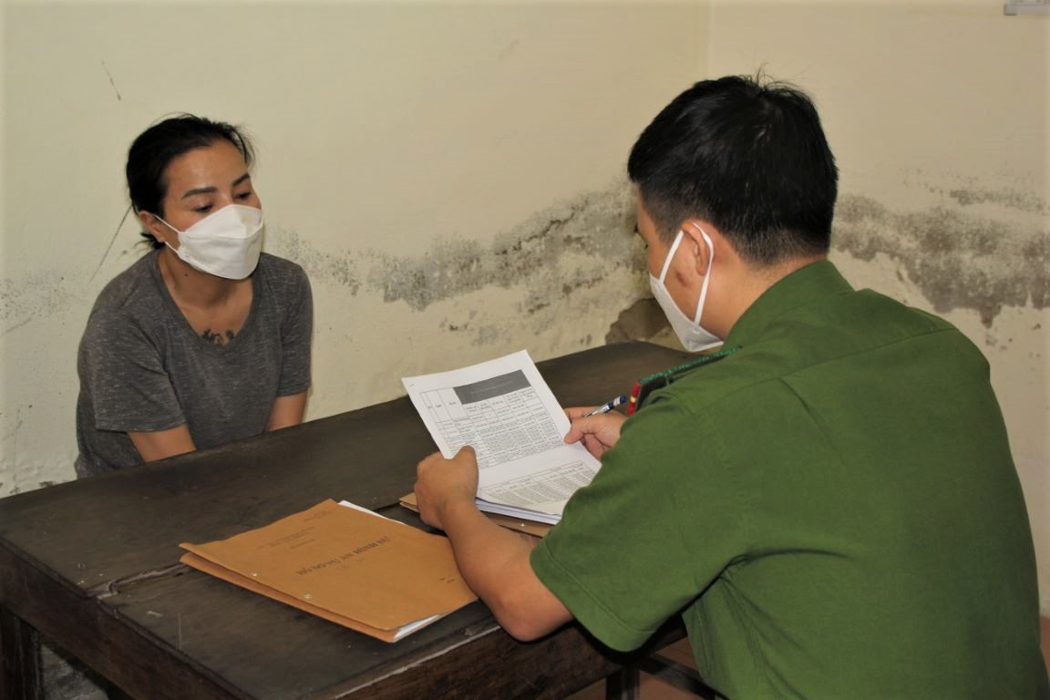 Cán bộ Công an thành phố Vinh lấy lời khai đối tượng Nguyễn Thị Hoài