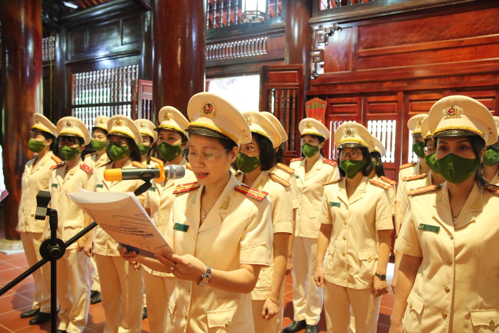 Thượng tá Nguyễn Việt Hà, Chủ tịch Hội phụ nữ Công an tỉnh báo công lên anh linh Chủ tịch Hồ Chí Minh