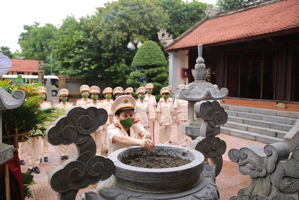 Thượng tá Nguyễn Việt Hà, Chủ tịch Hội phụ nữ Công an Nghệ An dâng hương tưởng nhớ Cố Bộ trưởng Trần Quốc Hoàn