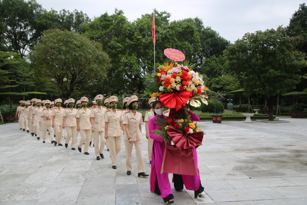 Hội phụ nữ Công an Nghệ An về dâng hoa, dâng hương tưởng niệm Chủ tịch Hồ Chí Minh tại Khu Di tích lịch sử Quốc gia đặc biệt Kim Liên