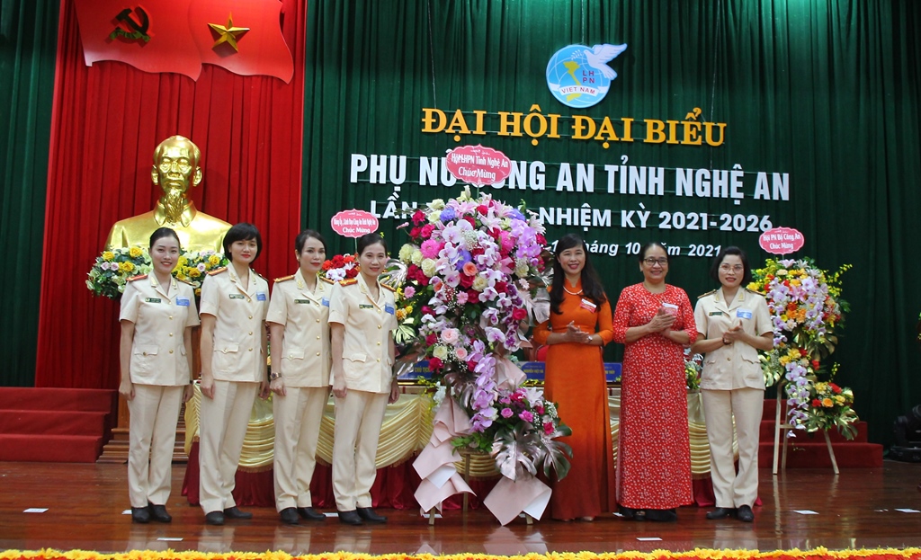 Đồng chí Nguyễn Thị Quỳnh Hoa - Tỉnh ủy viên, Chủ tịch Hội liên hiệp Phụ nữ tỉnh tặng hoa chúc mừng Đại hội