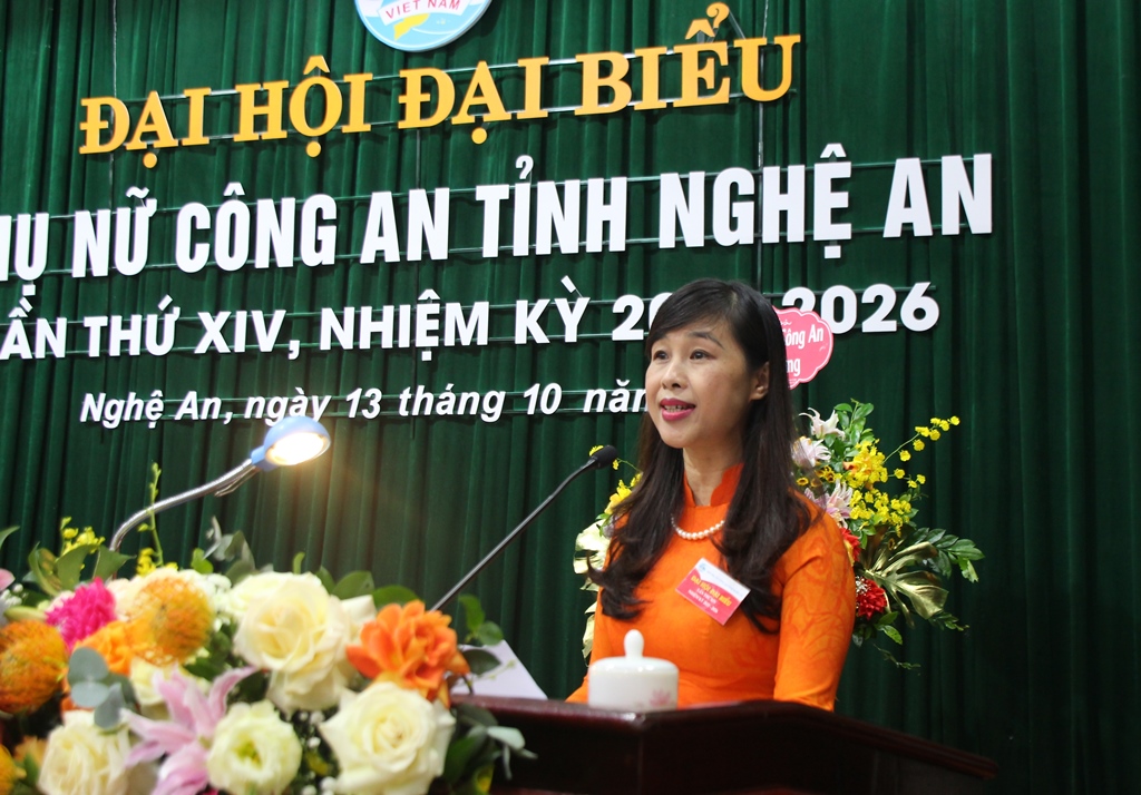 Đồng chí Nguyễn Thị Quỳnh Hoa - Tỉnh ủy viên, Chủ tịch Hội liên hiệp Phụ nữ tỉnh phát biểu tại Đại hội