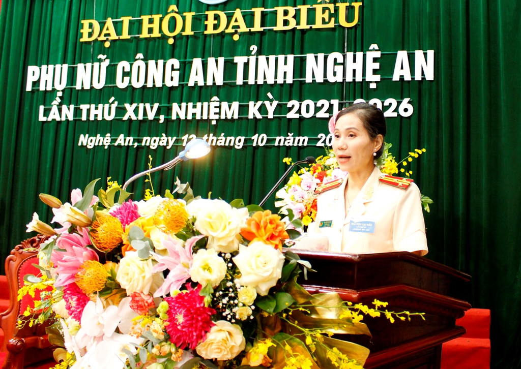 Đồng chí Thượng tá Nguyễn Việt Hà, Chủ tịch Hội Phụ nữ Công an tỉnh phát biểu tại Đại hội