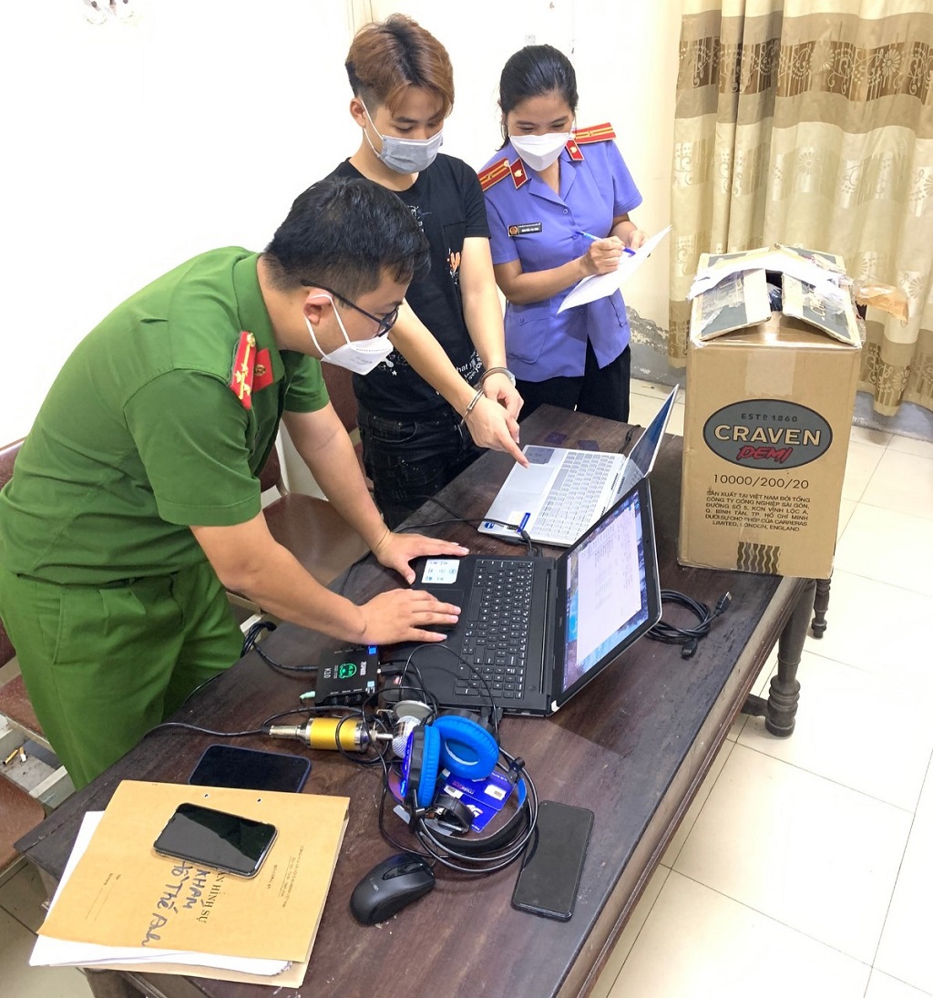 Cơ quan chức năng kiểm tra tang vật thu được từ nơi ở của đối tượng Hồ Thế Anh (áo đen) 